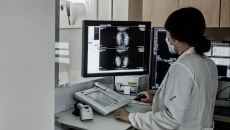 A clinician using Lunit INSIGHT MMG