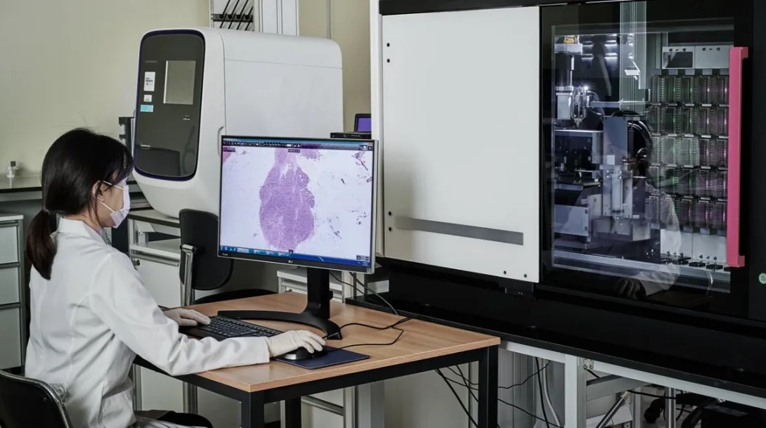 A clinician using the Lunit INSIGHT CXR software